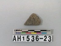 藏品(灰色夾砂陶片)的圖片